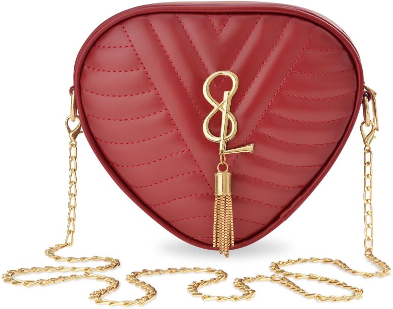 Pikowana torebka damska o oryginalnym kształcie listonoszka na łańcuszku z breloczkiem i logo - czerwona
