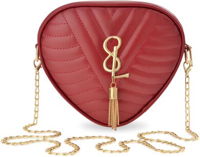 Pikowana torebka damska o oryginalnym kształcie listonoszka na łańcuszku z breloczkiem i logo - czerwona